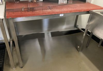 un plan de travail sur lequel est posé un micro-ondes, dans une cuisine