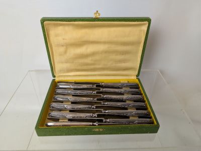 a green case with six different types of pens in it