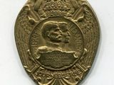 une image représentant une médaille d'or sur laquelle figure le portrait d'un homme coiffé d'une couronne