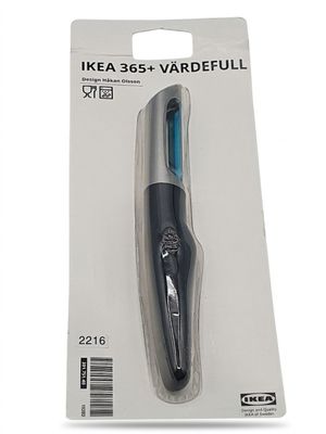 une photo d'un stylo noir et argent posé dans un emballage