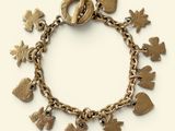 un gros plan d'un bracelet orné de breloques sur fond blanc
