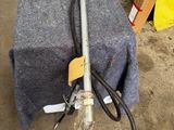 l'image d'une machine installée dans un garage