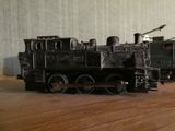 un petit train miniature posé sur une table en bois