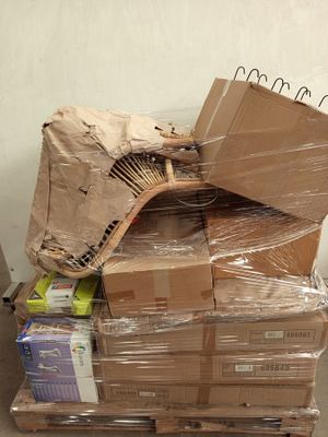 une grande pile de cartons empilés les uns sur les autres sur une palette