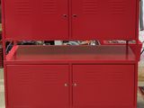 un banc rouge au milieu d'une pièce dans un garage