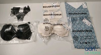 quatre vêtements qui se trouvent sur la table