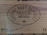 une boîte en bois avec une étiquette posée sur une table