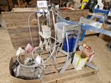 une photo montrant un tas d'outils posés sur une palette dans un garage