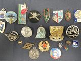 de nombreux types de badges différents sur un fond noir