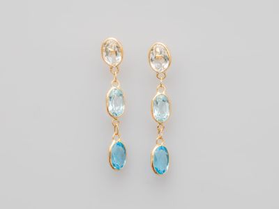 une paire de boucles d'oreilles en topaze bleue et en topaze blanche