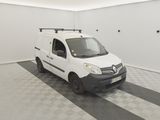 une camionnette blanche garée dans une pièce