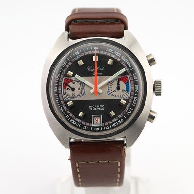 Gros plan sur une montre-bracelet avec un bracelet marron