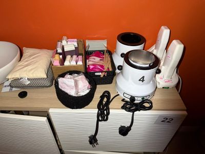 un plan de travail sur lequel se trouvent un mixeur, un bol de savon et d'autres objets