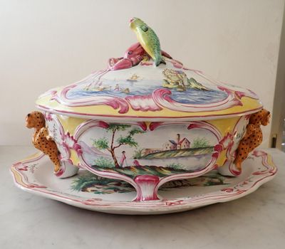 a plate with a lid that has a picture of a bird on it