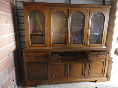 un vaisselier en bois muni de portes vitrées