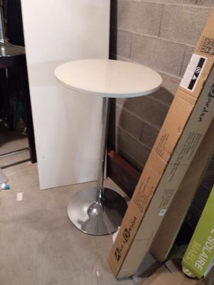 une table placée au milieu d'une pièce
