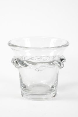 un petit vase en verre muni d'une anse