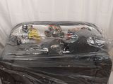 une valise emballée dans du plastique, posée sur une table