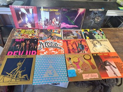 beaucoup de disques posés sur une table dans une pièce