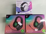 deux boîtes de casques de jeu posées sur une table