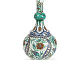une image représentant un vase orné d'un motif floral