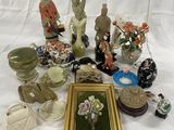 un grand nombre d'objets posés sur une table