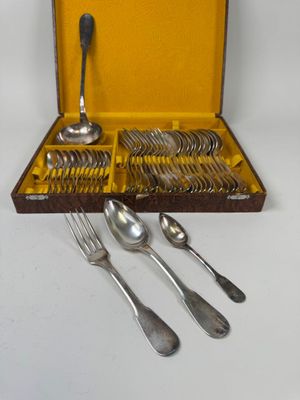 un coffret contenant des couverts, notamment des cuillères et des fourchettes