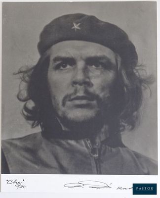 une vieille photo d'un homme portant un chapeau et une barbe