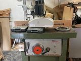 une machine posée sur une table dans une pièce