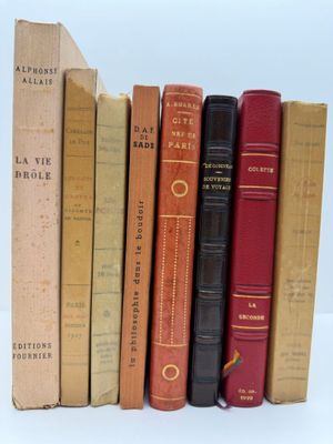 les livres sont alignés sur une surface blanche