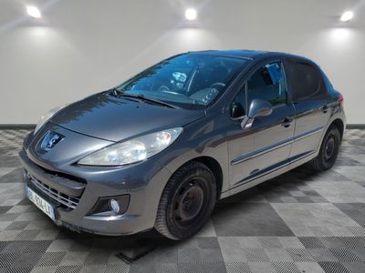 la voiture grise est garée dans le garage sur le sol en damier