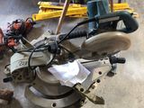 une machine posée par terre à côté d'autres outils