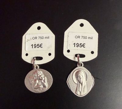 deux étiquettes argentées sur lesquelles figurent les portraits d'une femme et d'un homme