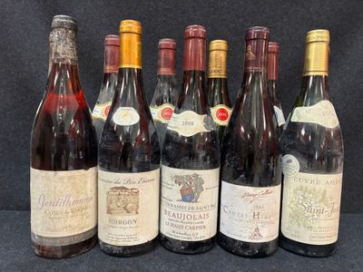 plusieurs bouteilles de vin sont alignées sur une table