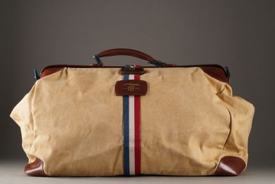 sac de voyage à rayures rouges, blanches, bleues et vertes
