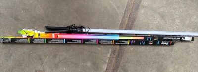 Un lot de trois tubes LED RGB avec télécommande et applicati…