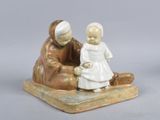 une figurine représentant un homme et une femme assis sur un banc