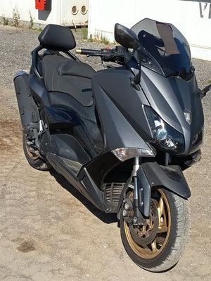 une moto qui est garée dans un parking