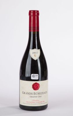 la bouteille de vin est posée sur la table à côté du verre
