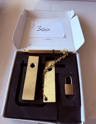 une boîte contenant un porte-clés et un cadenas