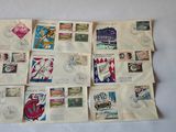 beaucoup de timbres sur une feuille de papier posée sur un lit