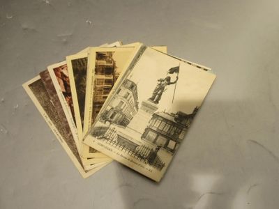 quelques vieilles photos d'un bâtiment et d'un drapeau posé sur une table