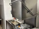 une cuisine équipée d'une cuisinière, d'un évier et d'un lave-vaisselle