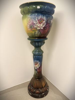 a vase that is sitting on a shelf in a room