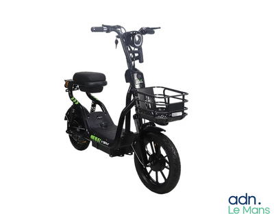 une photo d'un scooter équipé d'un panier à l'arrière