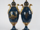 une paire de vases bleus et dorés ornés d'oiseaux et de fleurs