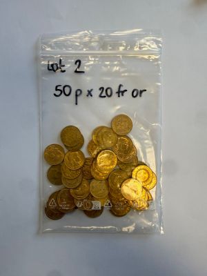 un sac de pièces d'or posé sur une table