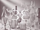 de nombreux verres et vases posés sur une table