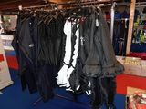 un grand nombre de vestes suspendues à un présentoir dans un magasin