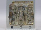 une image représentant une plaque en verre sur laquelle figure un groupe de personnes
